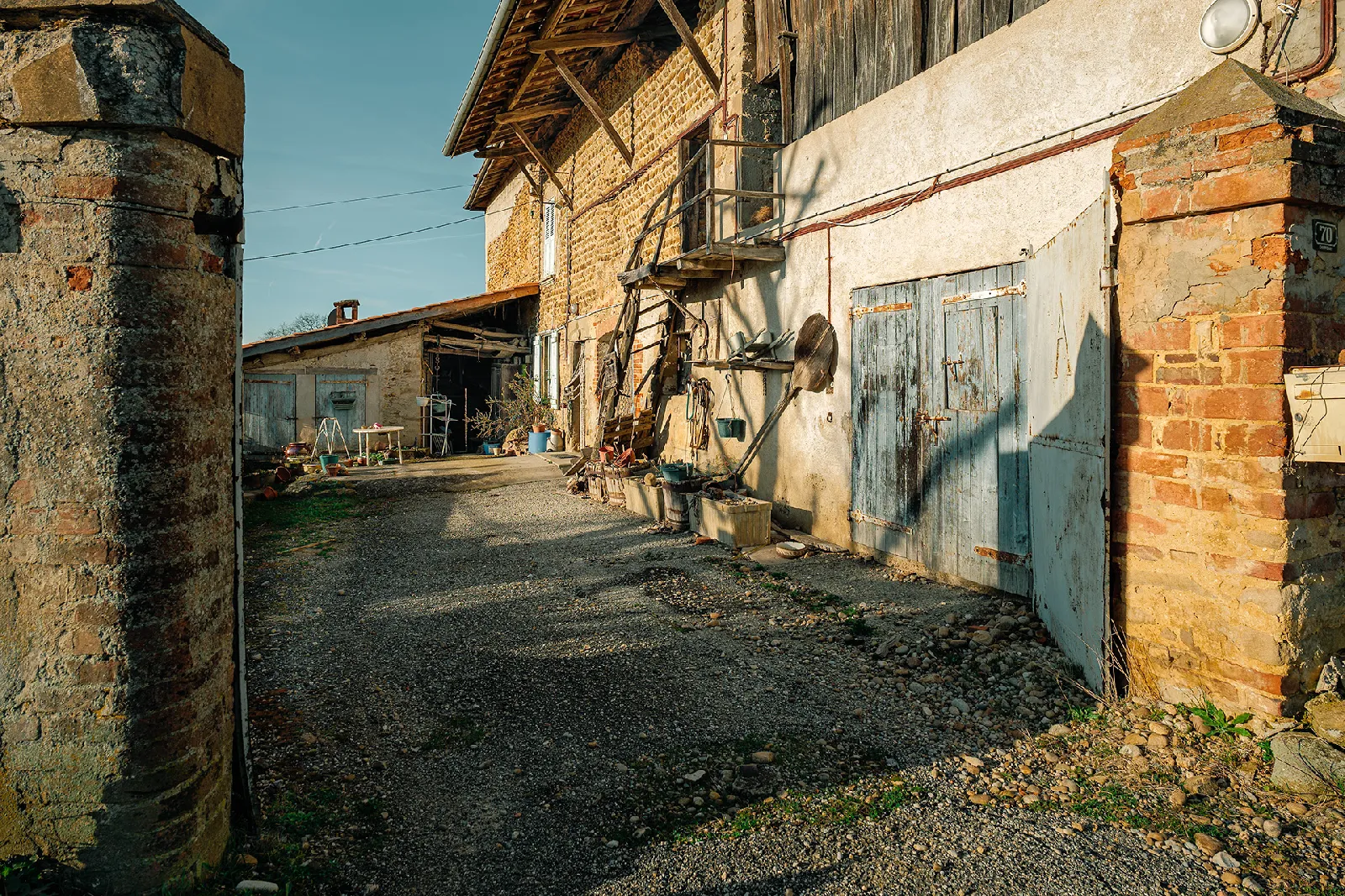 Cour de ferme et dépendances