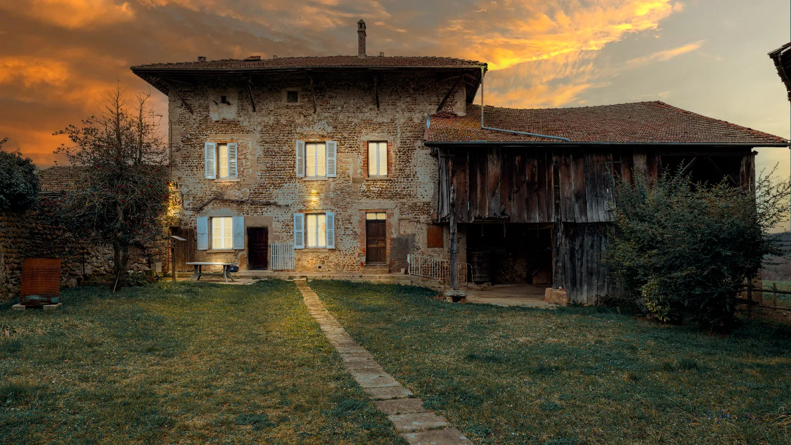 Ferme en pierre, extérieur au coucher du soleil