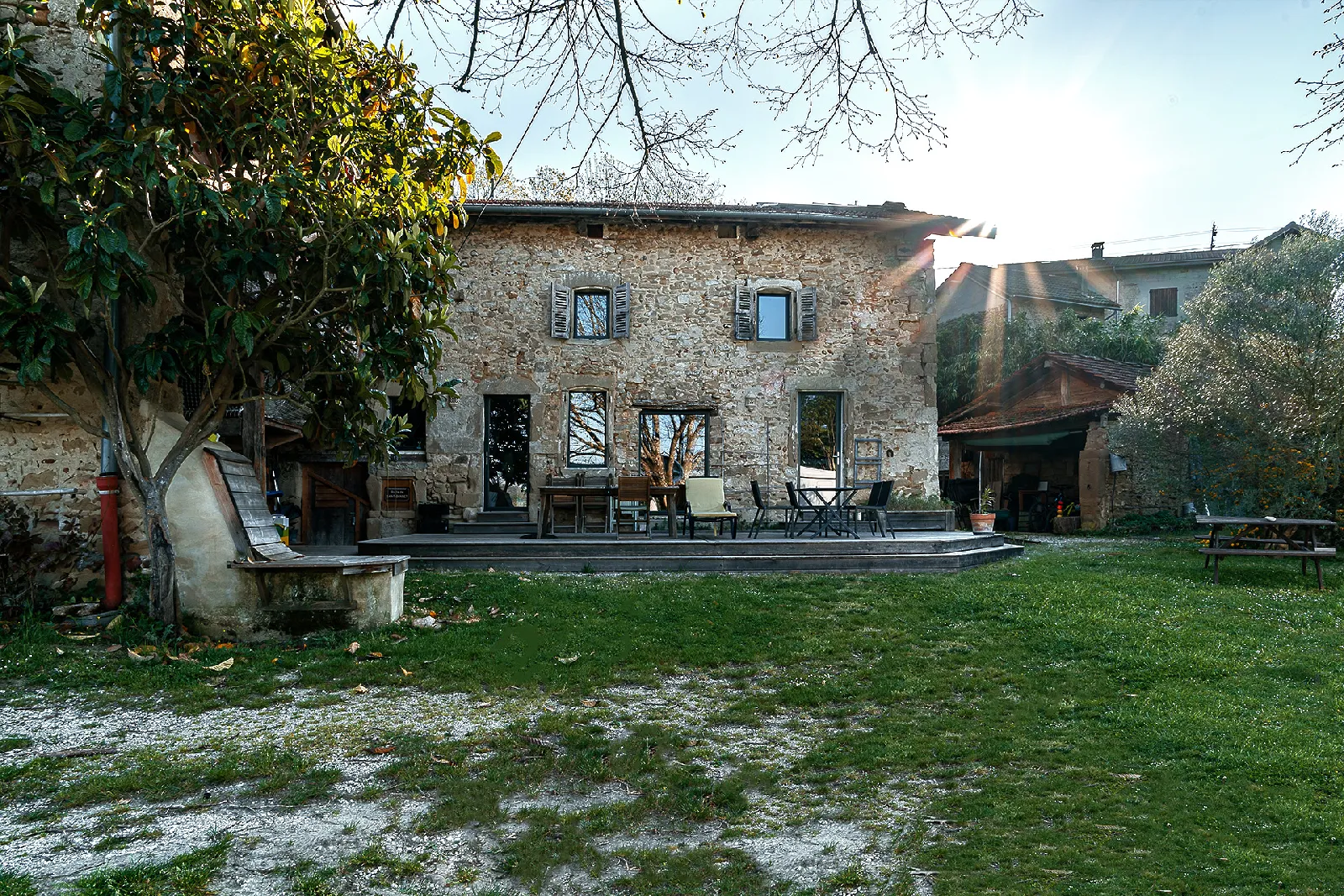 Maison en pierre, terrasse et extérieur