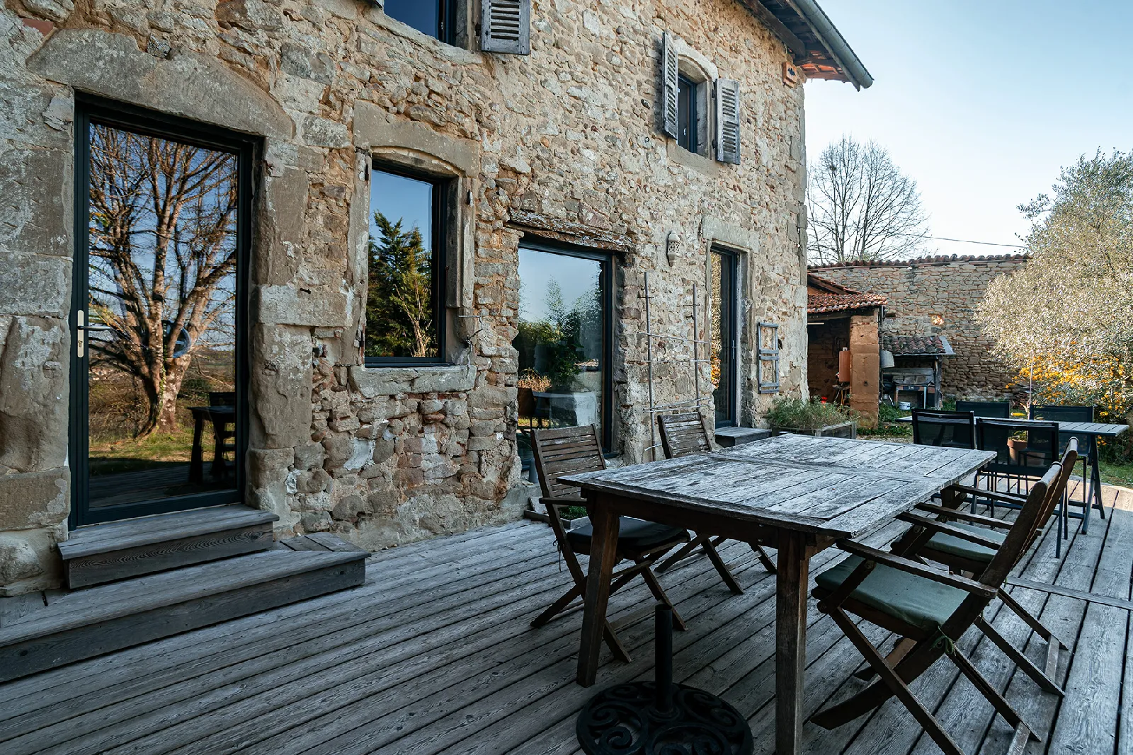Terrasse sous pergola, vue sur la vallée