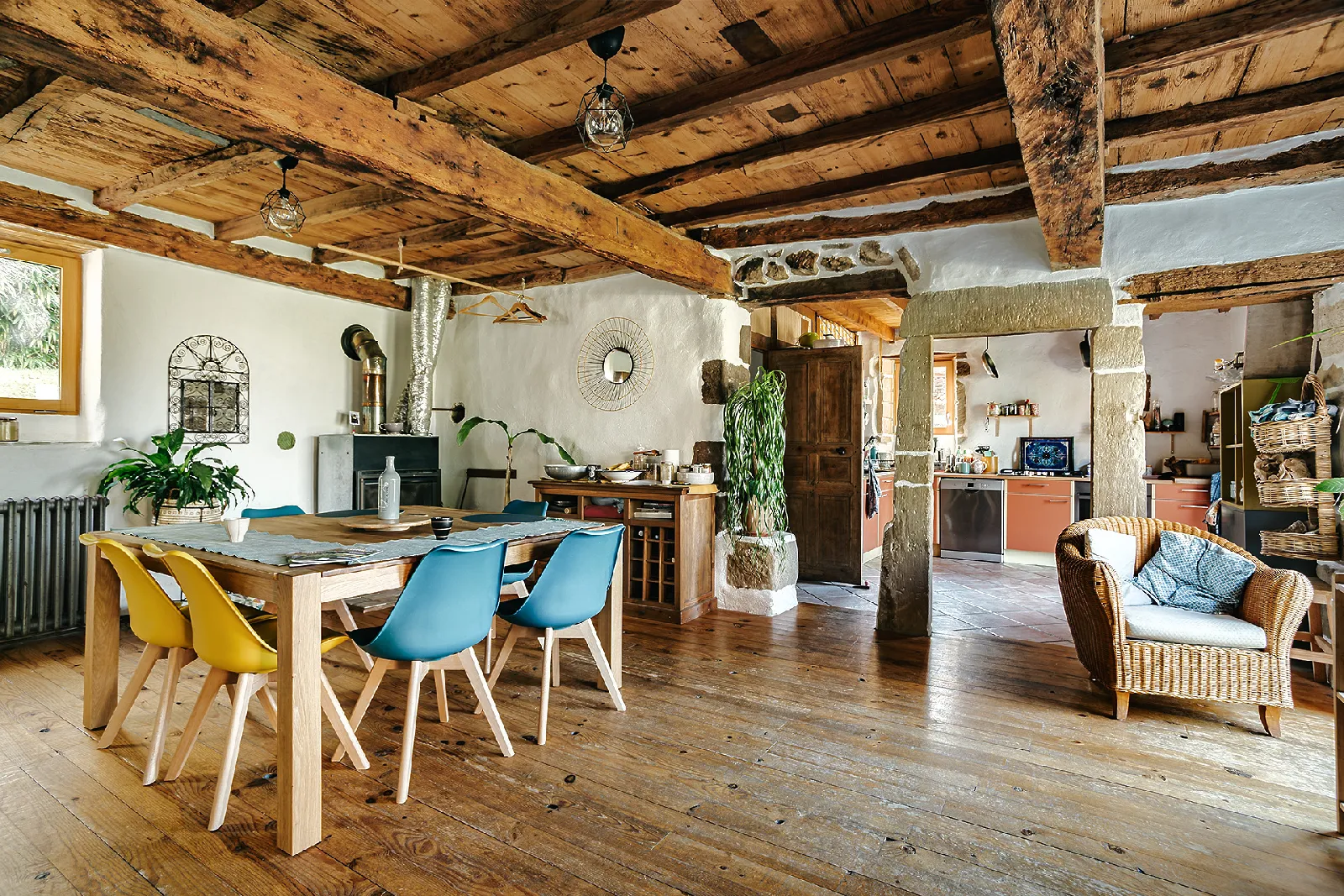 Salle à manger rustique, poutres apparentes