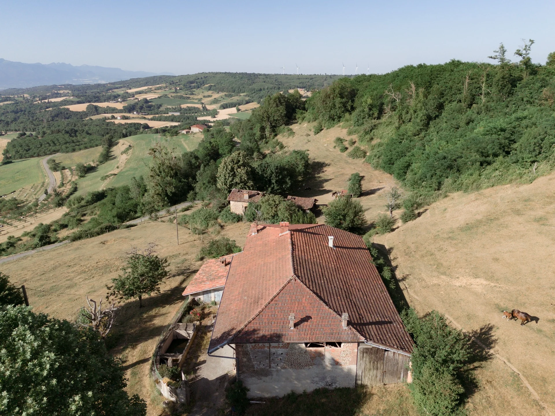 Vue aérienne d'une propriété isolée et de son terrain
